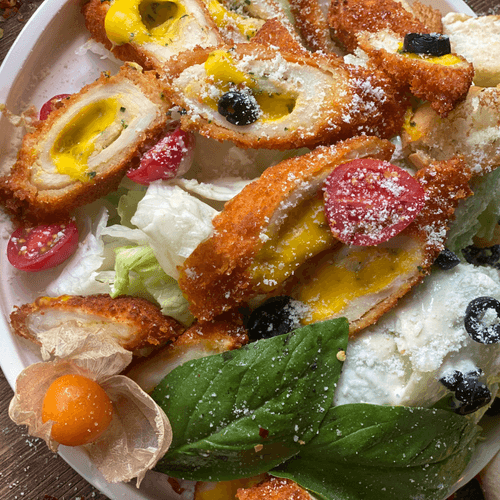 سالاد سزار (رول سوخاری با پنیر گودا و جعفری) Caesar salad with  fried chicken roll 